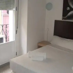 Апартаменты Km1 Atocha Apartments комната для гостей фото 5