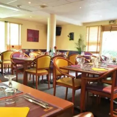 Отель Hôtel Kyriad Saint Quentin en Yvelines - Montigny Франция, Монтиньи ле Бретоне - отзывы, цены и фото номеров - забронировать отель Hôtel Kyriad Saint Quentin en Yvelines - Montigny онлайн питание фото 3