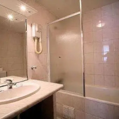 Отель Hôtel Habituel ванная фото 2