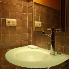 Отель Apartamentos Cueto Mazuga II Испания, Льянес - отзывы, цены и фото номеров - забронировать отель Apartamentos Cueto Mazuga II онлайн ванная