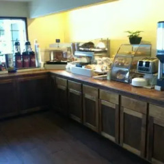 The Redwood Riverwalk Hotel питание