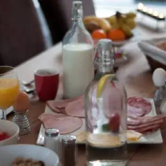 Отель Minties, Floating Bed en Breakfast в номере