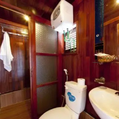 Отель Halong Aurora Cruises Вьетнам, Халонг - отзывы, цены и фото номеров - забронировать отель Halong Aurora Cruises онлайн ванная