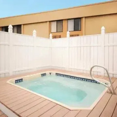 Отель All Seasons Inn and Suites бассейн фото 2