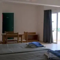 DebbieXenia Hotel Apartments комната для гостей фото 4