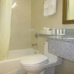 Отель Comfort Inn At LaGuardia Airport США, Нью-Йорк - отзывы, цены и фото номеров - забронировать отель Comfort Inn At LaGuardia Airport онлайн ванная фото 2