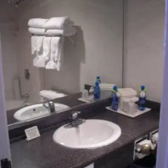 Отель Quality Hotel Downtown-Inn at False Creek Канада, Ванкувер - отзывы, цены и фото номеров - забронировать отель Quality Hotel Downtown-Inn at False Creek онлайн ванная фото 2
