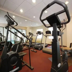 Отель Sleep Inn & Suites фитнесс-зал