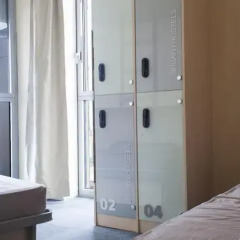 Barcelona Urbany Hostel сейф в номере
