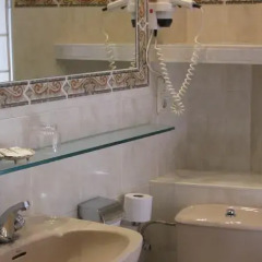 Отель Hostal Bahia Испания, Сан-Себастьян - отзывы, цены и фото номеров - забронировать отель Hostal Bahia онлайн ванная