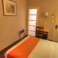 Отель Hôtel Des Trois Gares сейф в номере