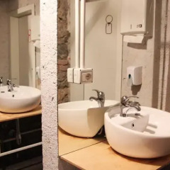 Отель Destil Hostel Албания, Тирана - отзывы, цены и фото номеров - забронировать отель Destil Hostel онлайн ванная фото 2