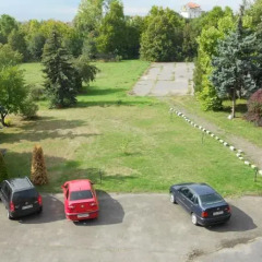 Hotel Seni Studium парковка