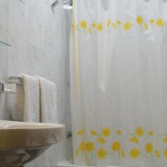 Отель Oasis Испания, Кониль-де-ла-Фронтера - 1 отзыв об отеле, цены и фото номеров - забронировать отель Oasis онлайн ванная