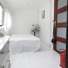 Отель Copenhagen Houseboat сейф в номере