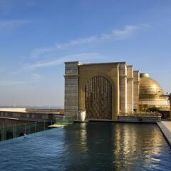 Отель The Leela Palace New Delhi Нью-Дели бассейн