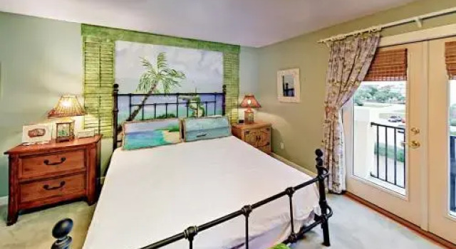 Hand Painted Destin Beach House by RedAwning, Забронировать Отель Дестин Emerald Coast, рядом с Гольф-клуб Emerald Bay