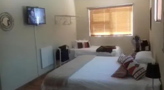 Perazim BNB, Book Bed and Breakfast Hoteller i Caledon med pool, Swimmingpool