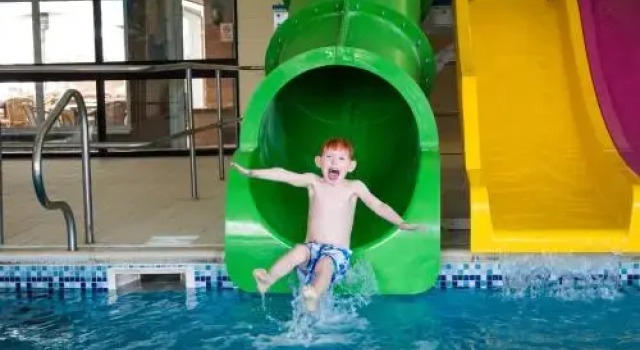 Crows Nest Caravan Park, Boek Hotel Hotels in Merseyside met zwembad, Zwembad