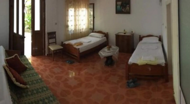 Floras Guesthouse The Fir Gate, Забронировать Гостевой дом Недорогие отели Гирокастры, недорого