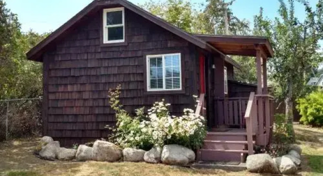 Jones Cabin, Забронировать Отель Фрайдей-Харбор San Juan Islands, рядом с Историческое сообщество и музей San Juan
