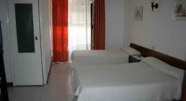 Hostal Madrid Centro, Забронировать Отель центр города Мадрид, рядом с Дом-музей Лопе де Вега