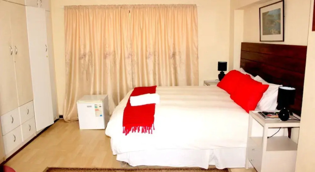 Gutlom Inn Lodge, Забронировать Отель Отели Йоханнесбург 3 звезды, рядом с Ferndale Village Shopping Centre, 3*