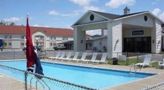 Travelodge Inn & Suites Latham, Varaa Hotelli Hotellit New York State uima-altaalla, Uima-allas