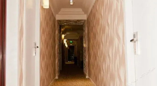 Yuhao Theme Hotel (Dongying Baolong City Plaza), Забронировать Отель Дунъин Шаньдун