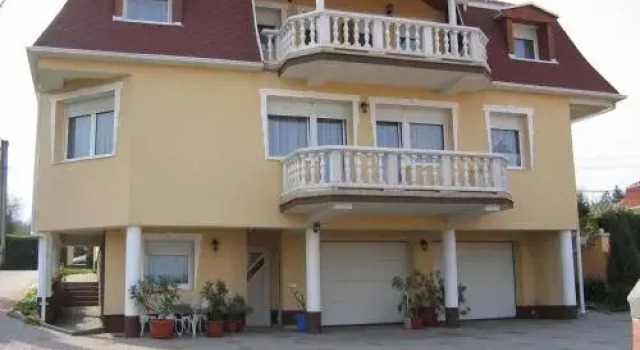 Arany Apartmanhaz, Book Hotel Hoteller i Western Transdanubia med parkering, Parkering