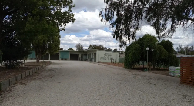 Holbrook SKYE Motel, Забронировать Мотель Отели Холбрук с завтраком, рядом с Национальный музей австралийской керамики, Завтраки