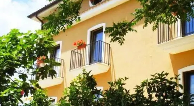 B&B Casale Valleverde, Book Bed and Breakfast Hotels in Pollino with Parking, Parking