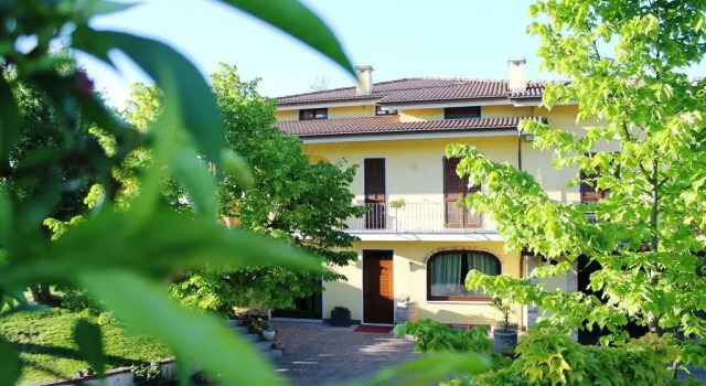 Agriturismo Foravia, Rezervați Hotel Hoteluri în Castagnito cu parcare, Parcare