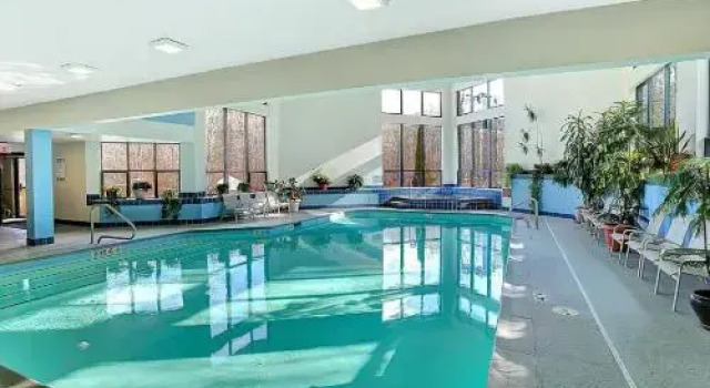 Ski In/Out Trailside Townhome, Varaa Hotelli Hotellit New England uima-altaalla, Uima-allas