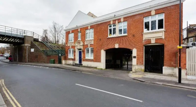 Veeve  2 Bed Mews House Chadwick Mews Chiswick, Забронировать Отель Чизвик Лондон, рядом с Ганнерсбери