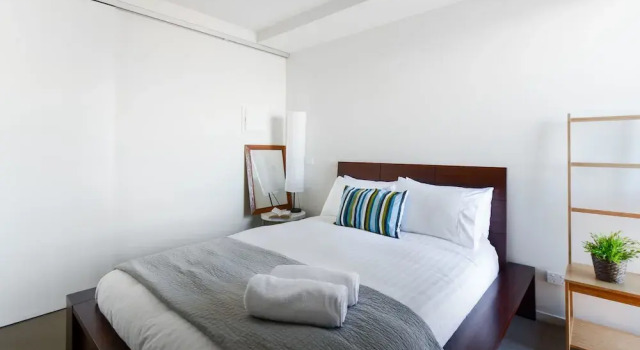 Roomerang at Otto Apartments 7, Забронировать Апартаменты/квартира Отели Мельбурна с парковкой, рядом с Стадион «Айкон Парк», Парковка