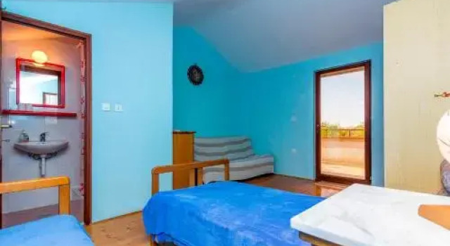 House AT
