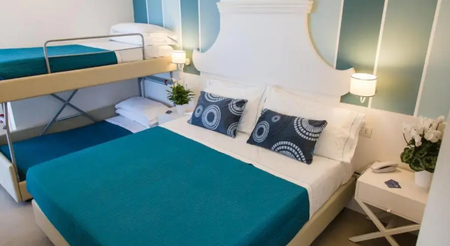 Четырёхместный номер Standard Hotel Ambassador