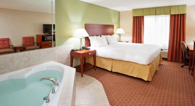 Двухместный номер Standard Holiday Inn Express & Suites Niagara Falls by IHG