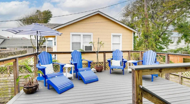 Walk to Beach! Family-friendly Galveston Home, Забронировать Дом для отпуска Виллы Галвестон, рядом с Научная лаборатория Галвестона NOAA Fisheries, Вилла