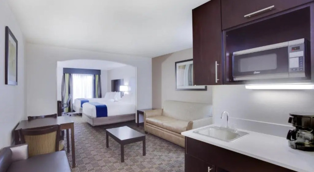 Четырёхместный номер Deluxe Holiday Inn Express Hotel & Suites Mebane by IHG