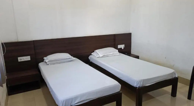 Трёхместный номер Deluxe Kusum Hotel And Restaurant
