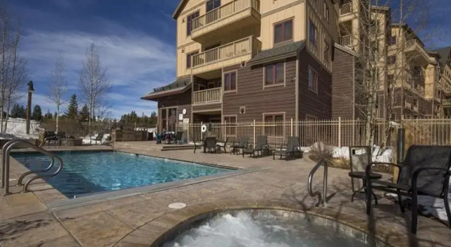 Red Hawk Lodge by Summit County Mountain Retreats, Book Lejlighed Hoteller i Keystone med pool, nær Summit Express, Swimmingpool