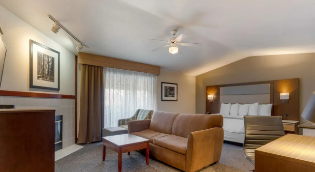 Двухместный номер Executive с балконом Best Western Plus Forest Park Inn