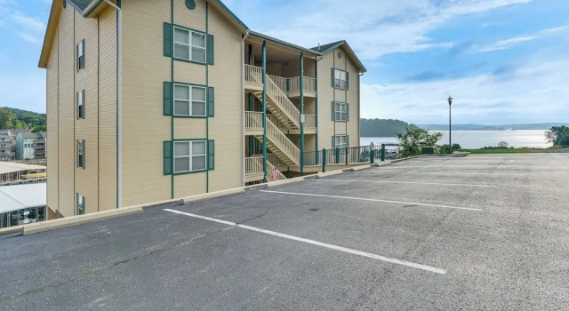 Апартаменты Waterfront Balcony! Condo on Lake of the Ozarks