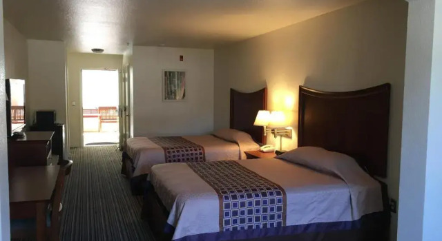 Четырёхместный номер Standard Airport Inn