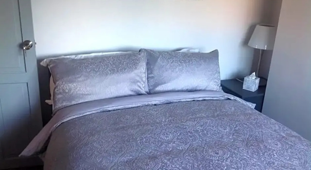 BED AT BOWBRIDGE, Centre town