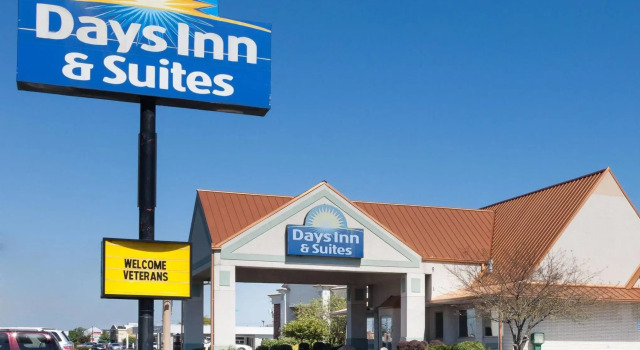 Трёхместный номер Standard Days Inn & Suites by Wyndham Kokomo