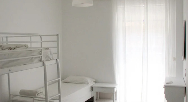 Трёхместный номер Economy с балконом Armadoros Hotel / Ios Backpackers