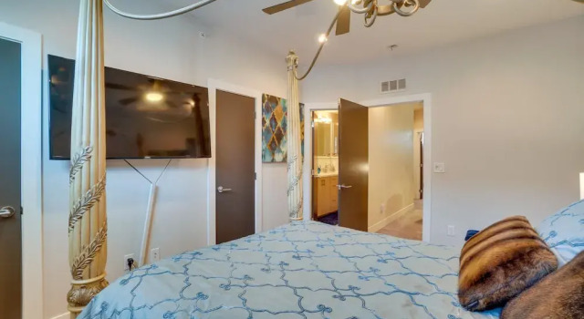 Rooftop Deck & Mtn Views: Luxe Denver Home, Забронировать Отель Денвер Колорадо, рядом с Зал спортивной славы Колорадо